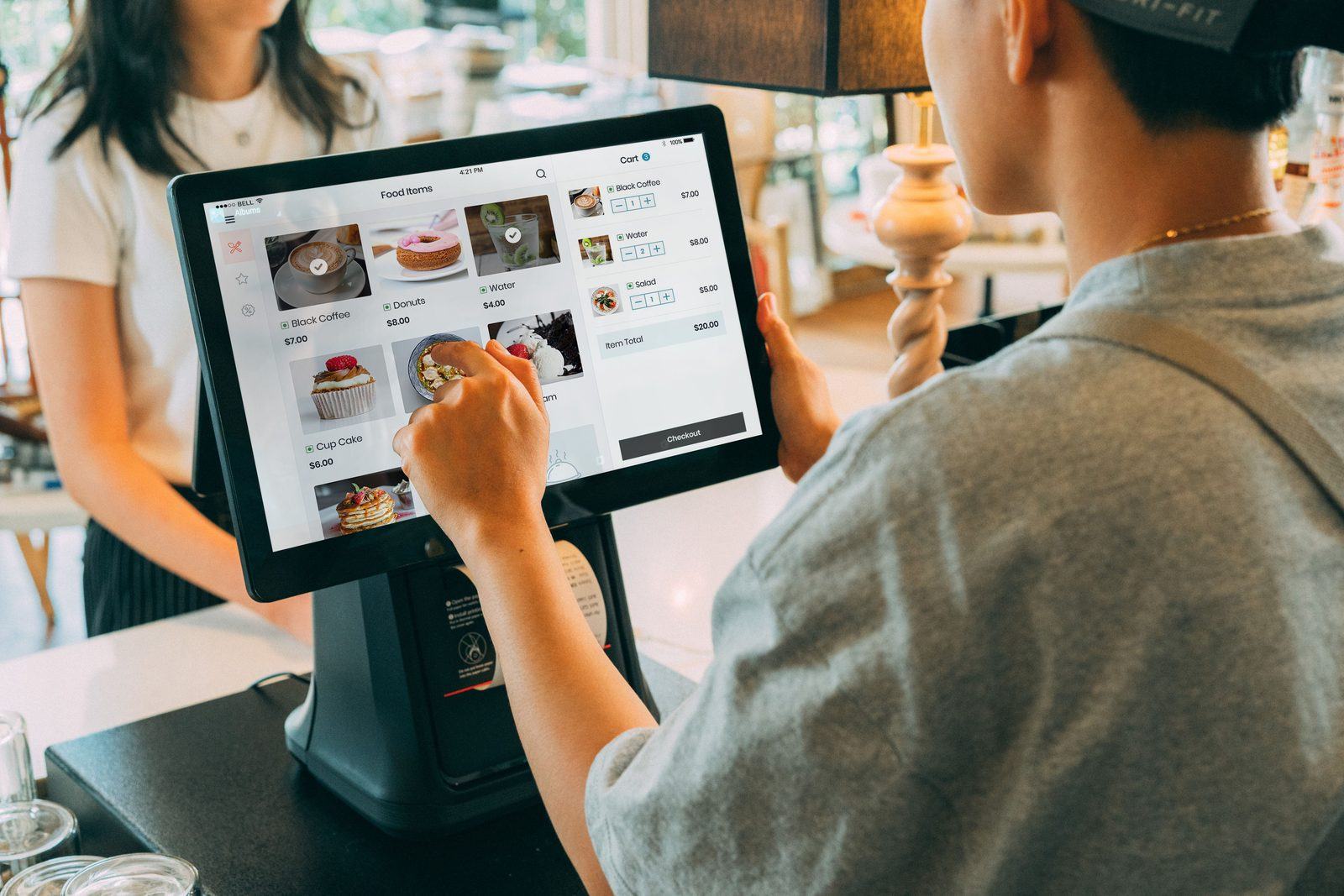 Kassamedewerker werkt met een modern kassasysteem