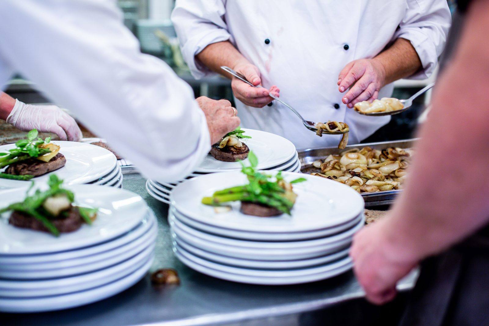 Lege witte borden klaargezet in een restaurant